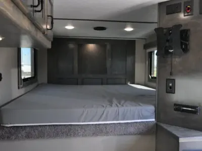 2027 Shadow 69236E-3SL-GN-E-LQ Trailer